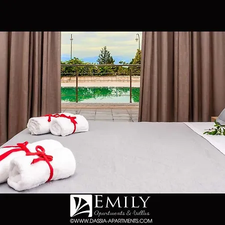 Emily In Villa Dasziá